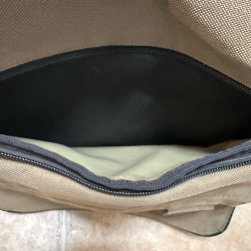 Awesome vintage United Colors of Benetton mini messenger bag - Picture 10 of 11